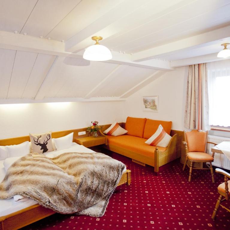 Gästehaus Birkenhof - Großes Doppelzimmer mit Balkon - 2