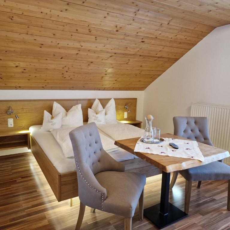 Bio-Bauernhof Vordergrubenbach - Familie Oberascher - Dreibettzimmer mit Bergblick - 10