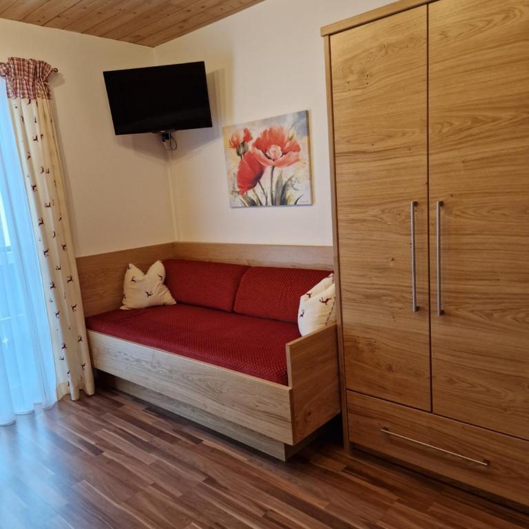 Bio-Bauernhof Vordergrubenbach - Familie Oberascher - Dreibettzimmer mit Bergblick - 11