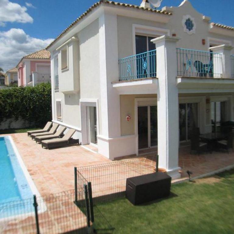 Detached Villa 4 bed Duquesa with Private infinity pool close to port and beach - Villa - 4