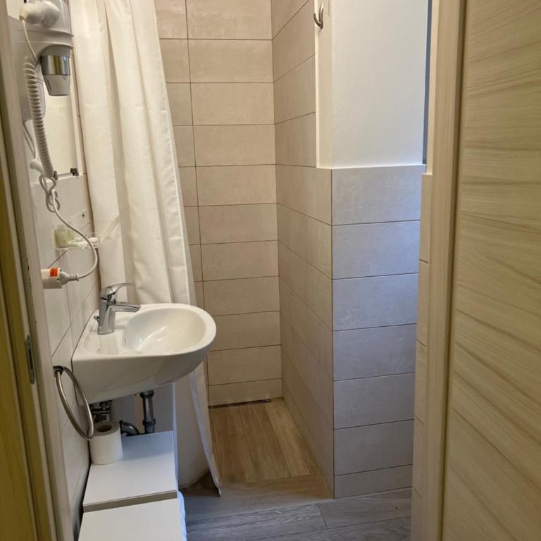 Casa Francia Emilia Levante - Camera Matrimoniale/Doppia con Letti Singoli con Bagno Privato - 3