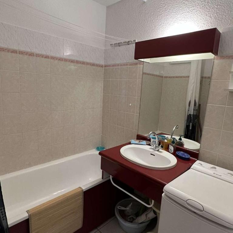 Charmant T2 en Centre-ville avec Piscine, Terrasse et Parking, à 500m de la Plage ! - FR-1-701-29 - Apartment - 9