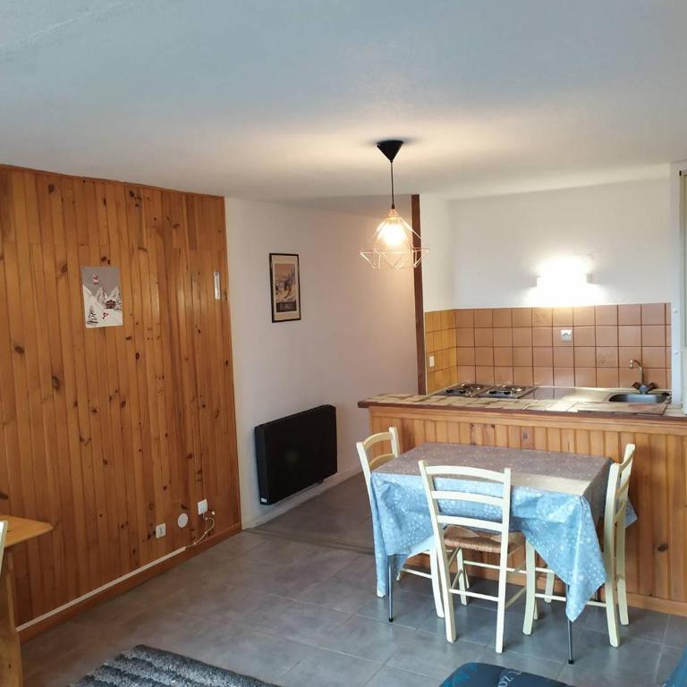 Appartement spacieux 3 pièces au cœur de la station - Two-Bedroom Apartment - 7