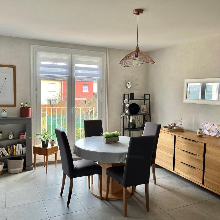 Maison 6 personnes avec parking privé (à 1km du circuit et à 270 mètres de l’arrêt tram T1-Jules Raimu) - Maison 2 Chambres - 7