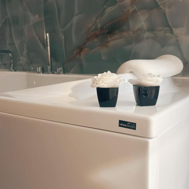 C3 Luxury - Camera King con Vasca Idromassaggio - 6