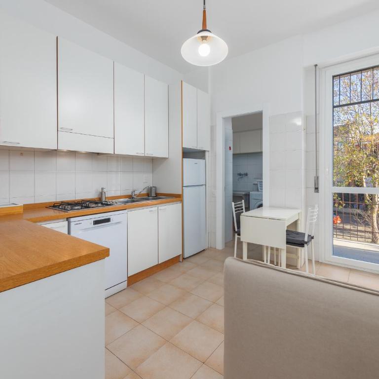 Free Private parking - 5 min to Metro - Access Control Guard - Quiet - Appartamento Superior con 1 Camera da Letto e Balcone - 2