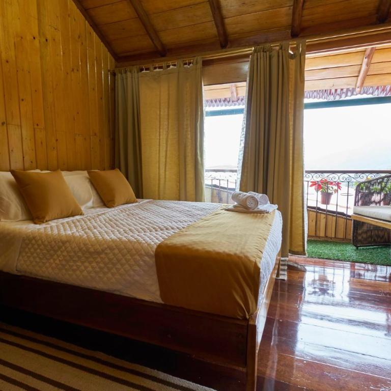 Casa de Vista Alta - Habitación con cama grande y balcón - 4