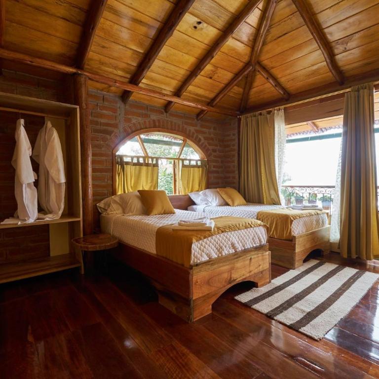 Casa de Vista Alta - Habitación con cama grande y balcón - 5