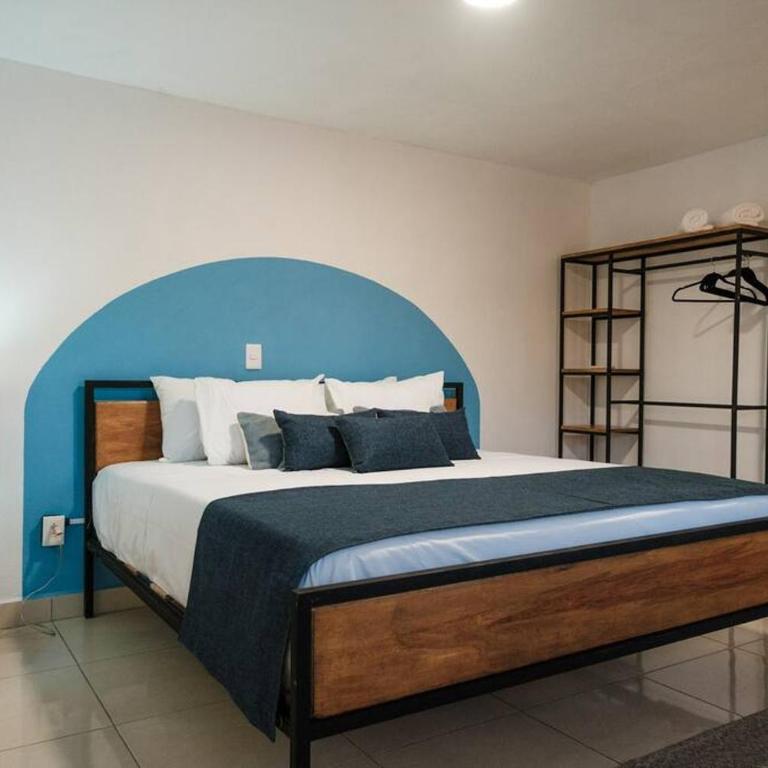 Colomos, 5 BR w/AC king bed, backyard & parking. - Apartamento - 18
