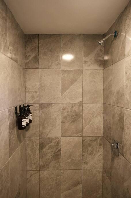 Colomos, 5 BR w/AC king bed, backyard & parking. - Apartamento - 23