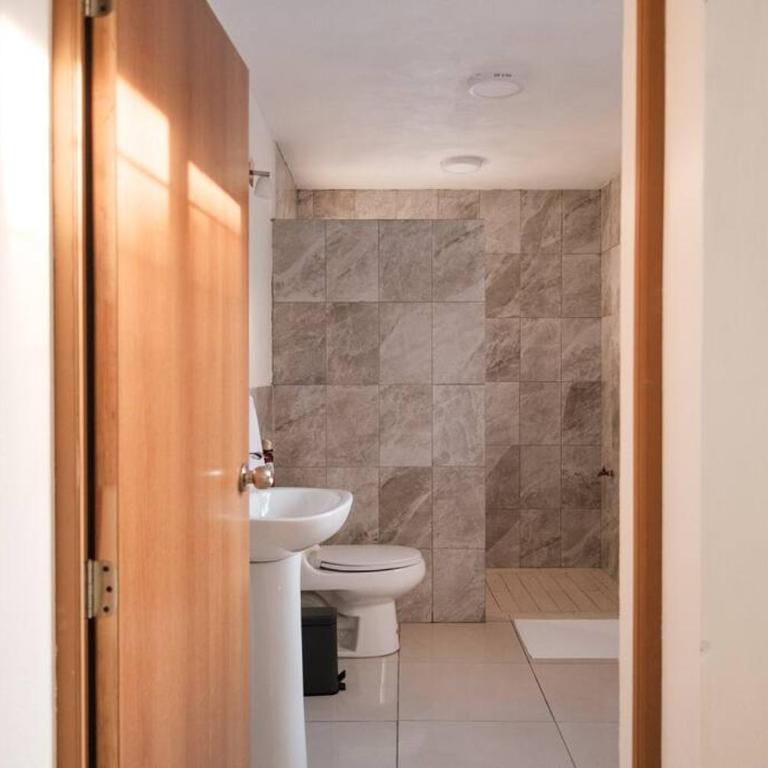 Colomos, 5 BR w/AC king bed, backyard & parking. - Apartamento - 50