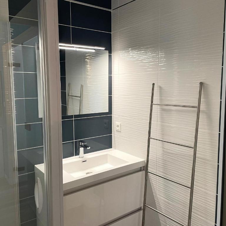 Bel appartement 2 chambres moderne face mer avec garage - FR-1-323-329 - Apartment - 14
