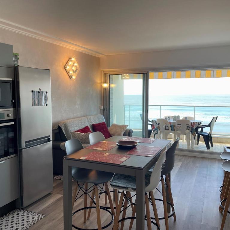 Bel appartement 2 chambres moderne face mer avec garage - FR-1-323-329 - Apartment - 17