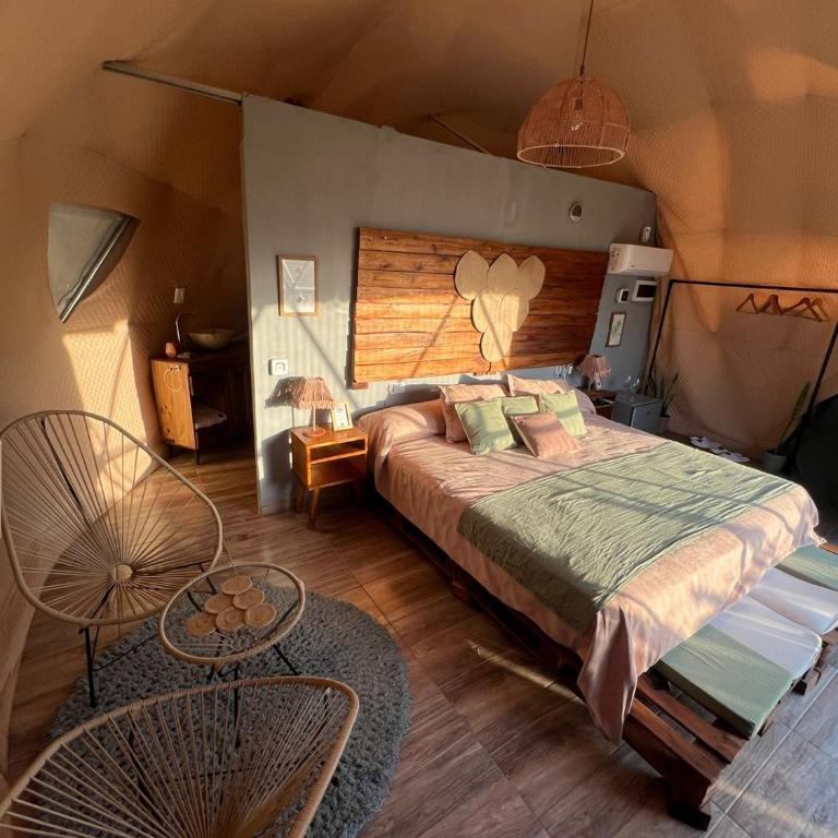 Entre racimos, glamping entre viñedos en bodega - Habitación con cama extragrande y vistas a la montaña - 6