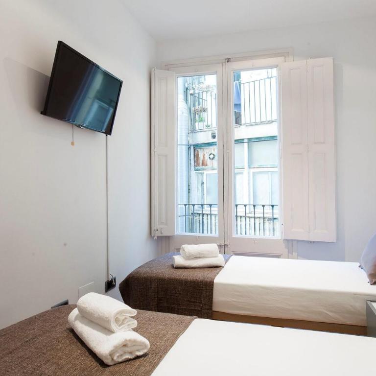AB Paral·lel Spacious Apartments - Three-Bedroom Apartment - 2