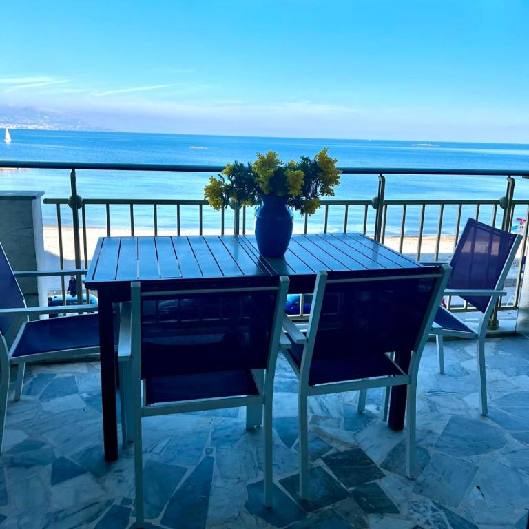 Seafront one bedroom apartment with a terrasse swimming pool and a parking - Appartement - 26