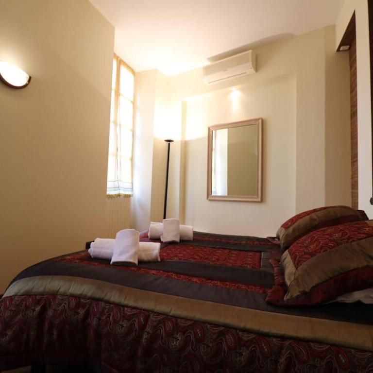 SPACIOUS FLAT WITH AC & 33M² TERRACE IN SARLAT - Appartement 3 Chambres - 23
