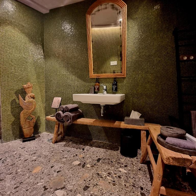 Unique Boutique Hotel Antibes Juan-les-Pins - Chambre Lit King-Size avec Douche Accessible en Fauteuil Roulant - Adaptée aux Personnes à Mobilité Réduite - 3