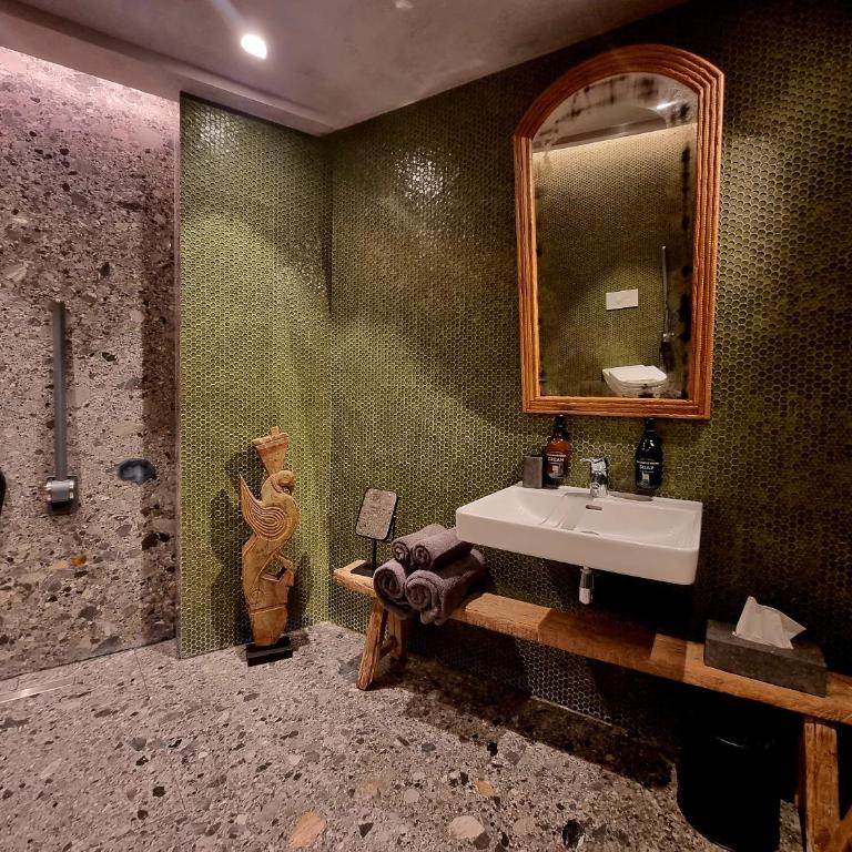 Unique Boutique Hotel Antibes Juan-les-Pins - Chambre Lit King-Size avec Douche Accessible en Fauteuil Roulant - Adaptée aux Personnes à Mobilité Réduite - 5