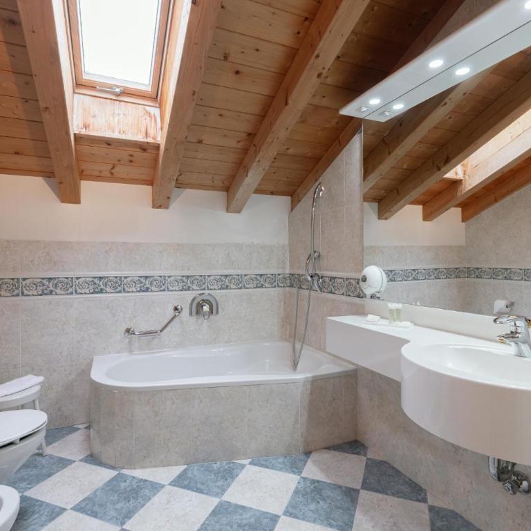 Piccolo - Dolomites & Gourmet Hotel - Camera Matrimoniale Comfort con Balcone - 7