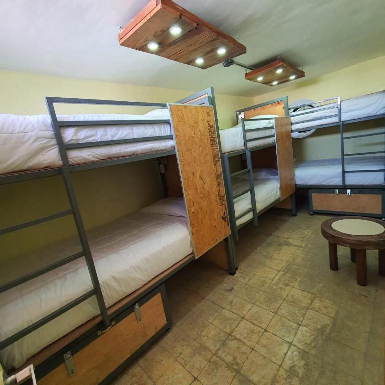Hostalgia Casa Zul - Cama en dormitorio masculino compartido - 7