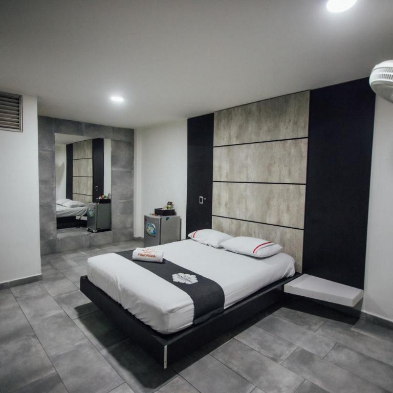 Hotel Panorama Medellín - Double Room with Private Bathroom - 1