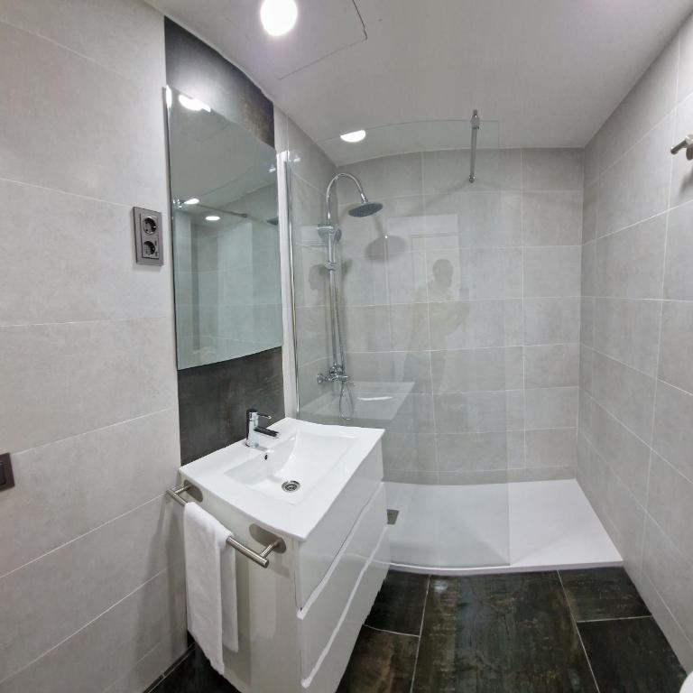 ESTUDIO RECIEN REFORMADO EN HOTEL 1 LINEA PLAYa - One-Bedroom Apartment - 5