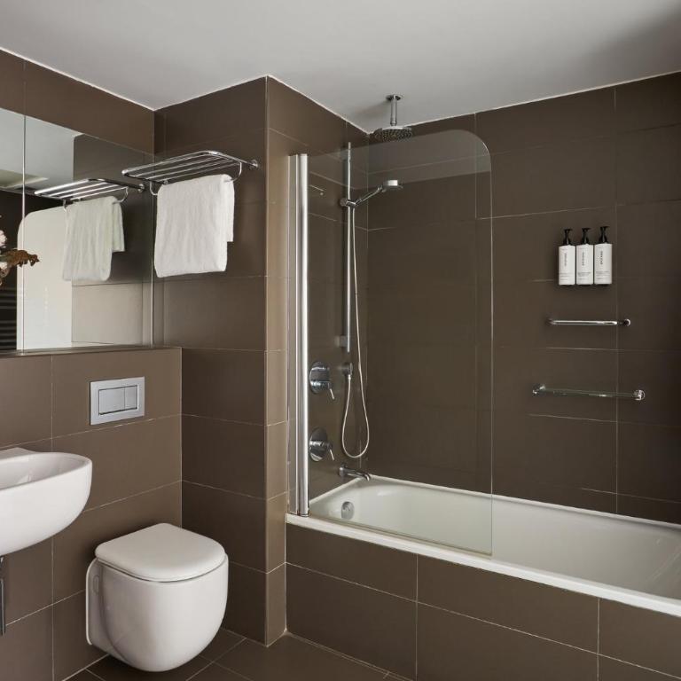 voco Madrid Retiro by IHG - King Suite with Sofa Bed - 4