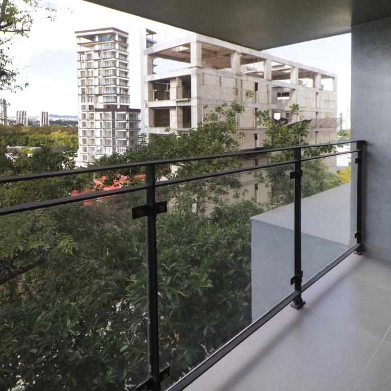 City Express Plus by Marriott Guadalajara Providencia - Habitación con cama extragrande y balcón - 5