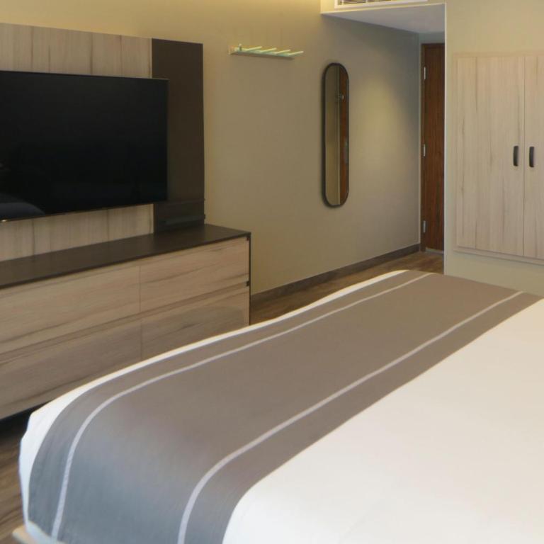 City Express Plus by Marriott Guadalajara Providencia - Habitación con cama extragrande y balcón - 4