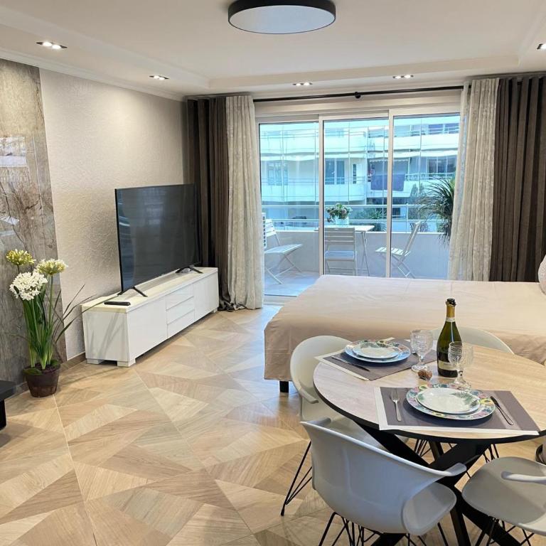 STUDIO SUR LA PROMENADE DES ANGLAIS AVEC VUE MER ORIGINALE À 40 m DE LA PLAGE - Appartement 1 Chambre - 7