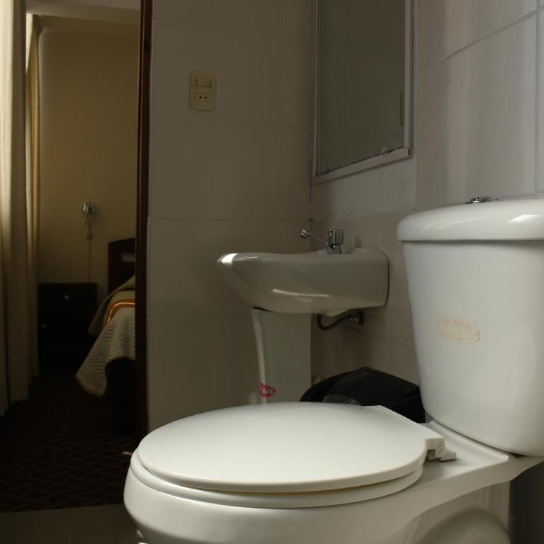 Hotel Express - Habitación Familiar con baño privado - 3