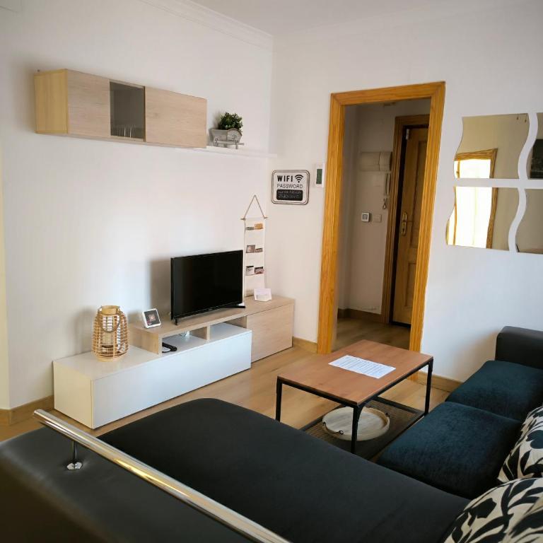La Casita de Lyra - Three-Bedroom Apartment - 1