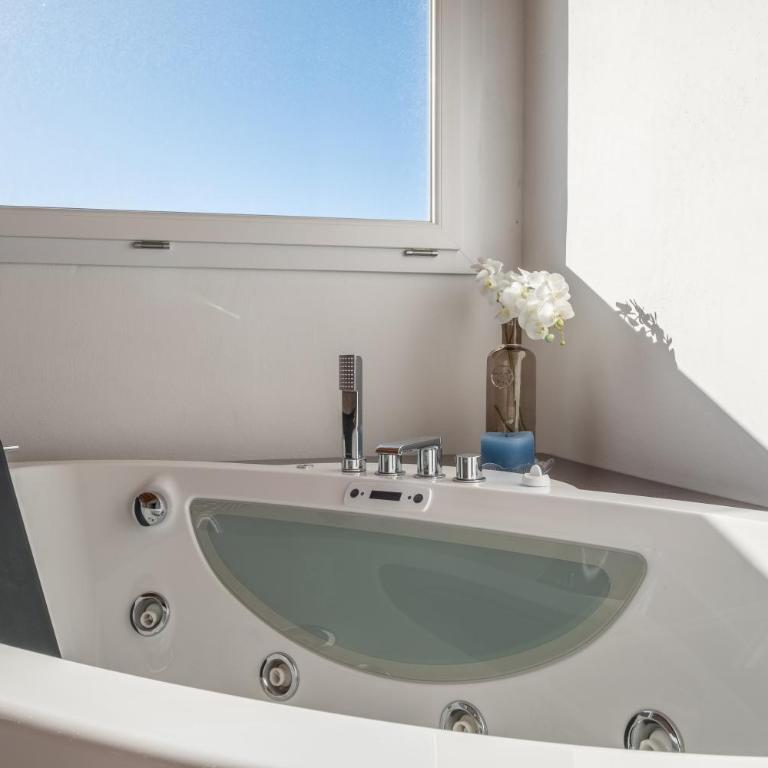 Dimoras Boutique Rooms - Camera King con Vasca Idromassaggio - 16