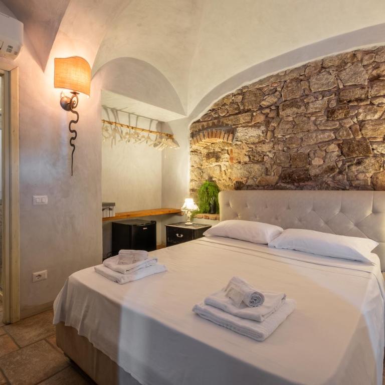 Dimoras Stone Suites - Camera Deluxe - 1
