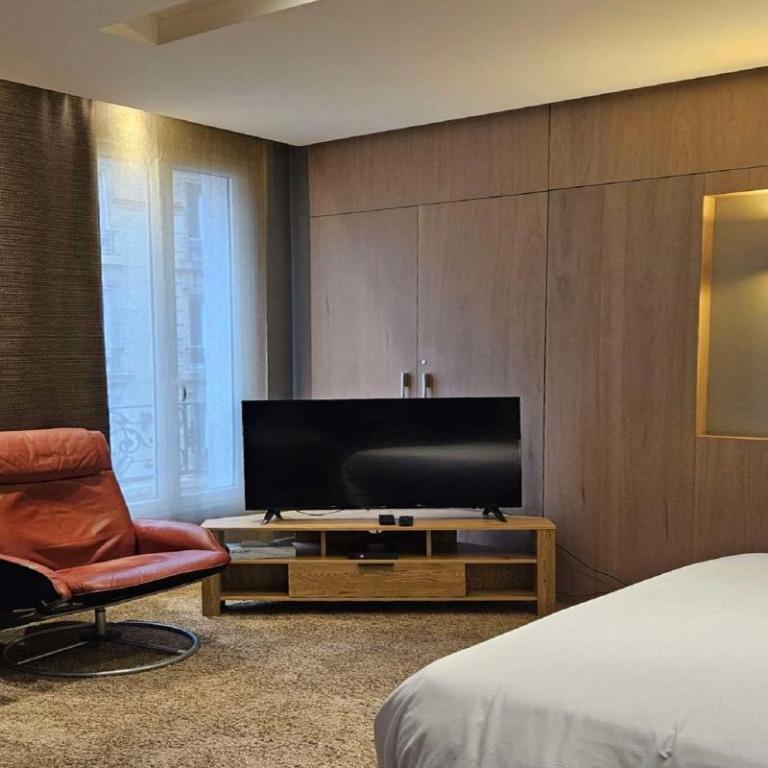 Hotel Apolonia Paris Montmartre; Sure Hotel Collection by Best Western - Chambre Lit King-Size Familiale avec Canapé-Lit - Bâtiment Séparé - 2