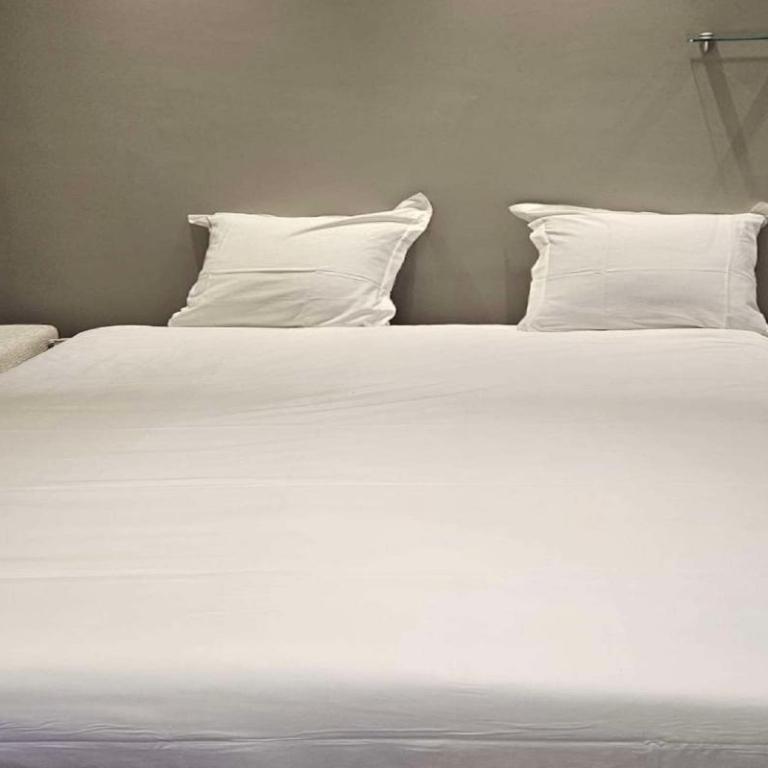 Hotel Apolonia Paris Montmartre; Sure Hotel Collection by Best Western - Chambre Lit King-Size Familiale avec Canapé-Lit - Bâtiment Séparé - 5
