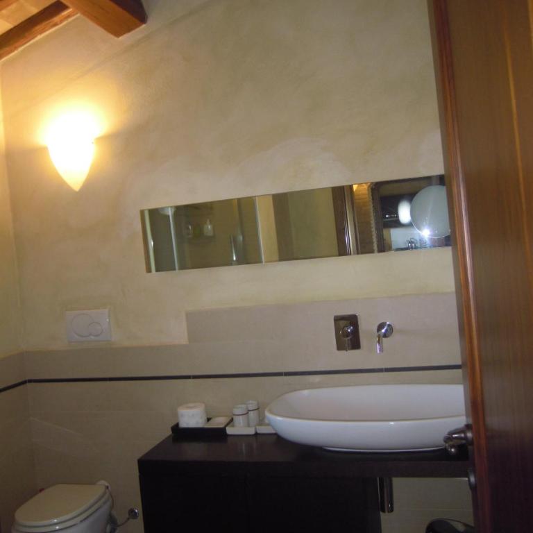 Casa Vacanze Vigna di Valle - Camera Matrimoniale con Vista Parco - 6