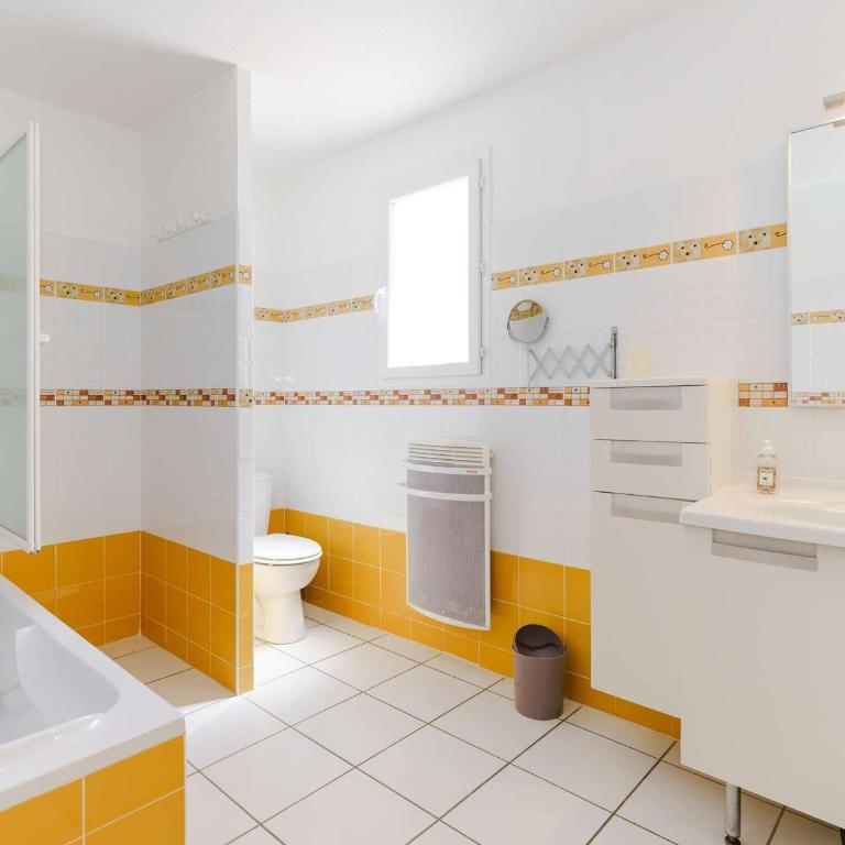 Villa spacieuse 4 pièces, 6 couchages, terrasses ensoleillées, animaux acceptés, parking, proche plage - FR-1-409-127 - Villa - 13