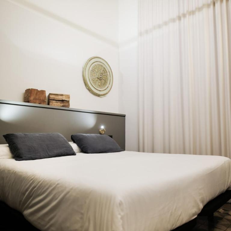 Hostal Porxos Garden - Comfort Room - 7
