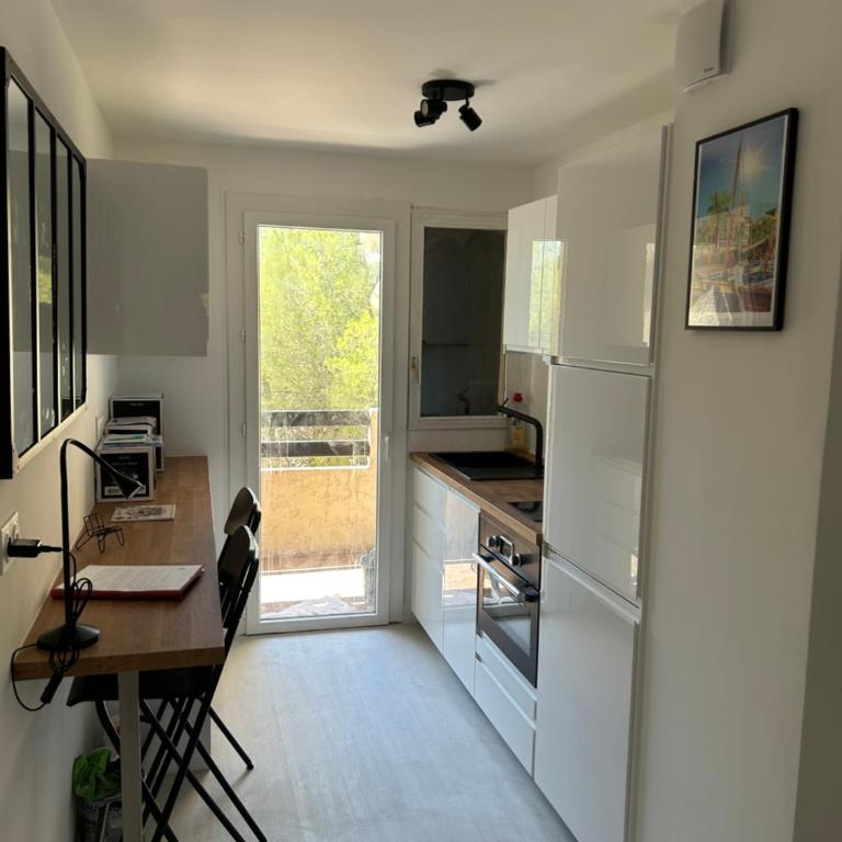 T2 tout confort et moderne, climatisé avec balcon et parking, à 10 min du port et de la plage - Appartement 1 Chambre - 8