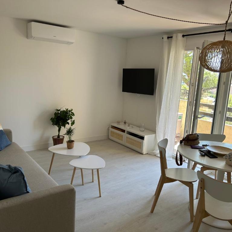 T2 tout confort et moderne, climatisé avec balcon et parking, à 10 min du port et de la plage - Appartement 1 Chambre - 5