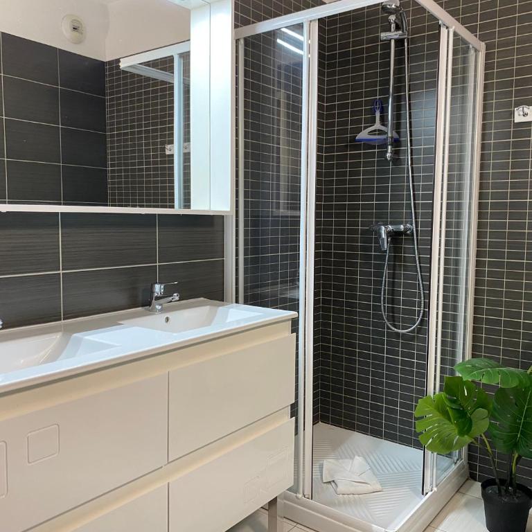 Inter Superb Studio Piscine 5 min gare - Appartement avec Douche - 7