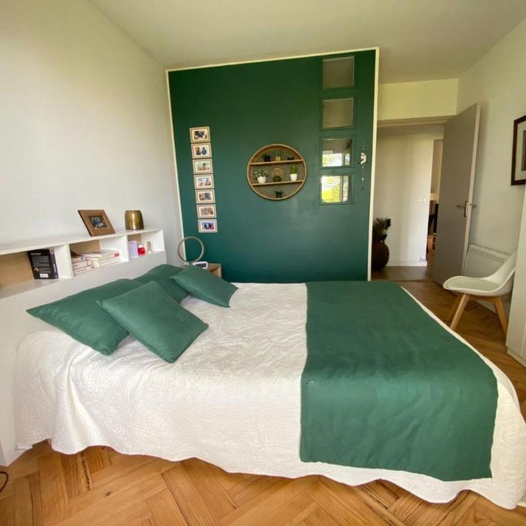 Grand appartement 3 chambres vue mer Pontaillac - Three-Bedroom Apartment - 16