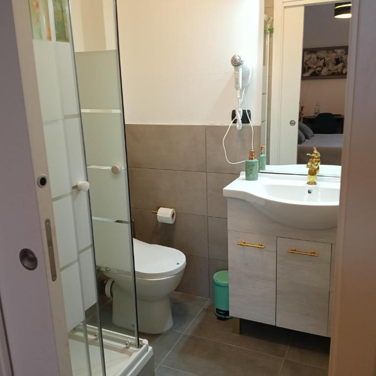 Brà Guest House - Camera Matrimoniale con Bagno Privato - 10