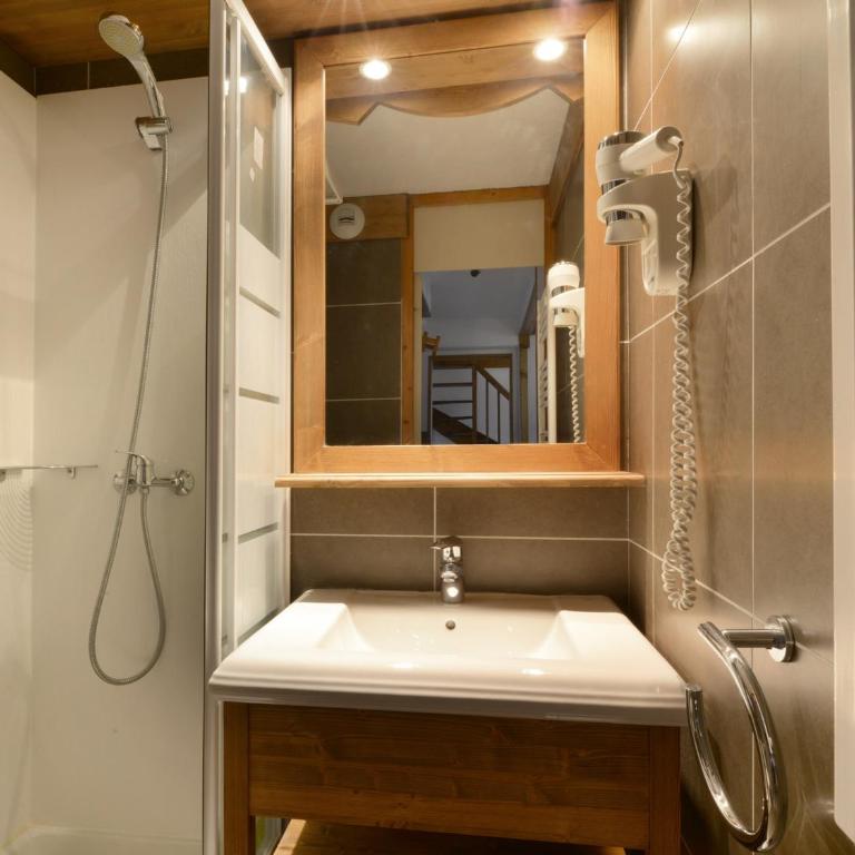 Appartement rénové proche station avec balcons et vue, 3 ch, 10 pers - Three-Bedroom Apartment - 16