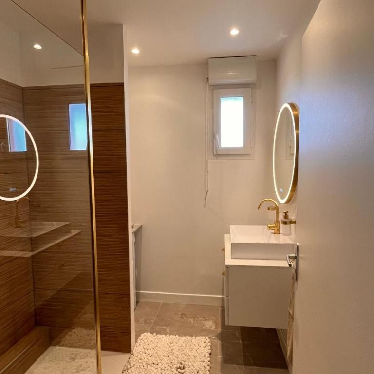 Appartement 2 chambres dans résidence avec piscine et parking - Two-Bedroom Apartment - 18