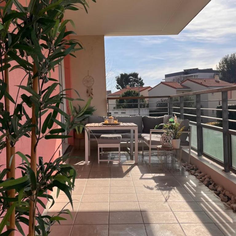 Appartement 2 chambres dans résidence avec piscine et parking - Two-Bedroom Apartment - 19