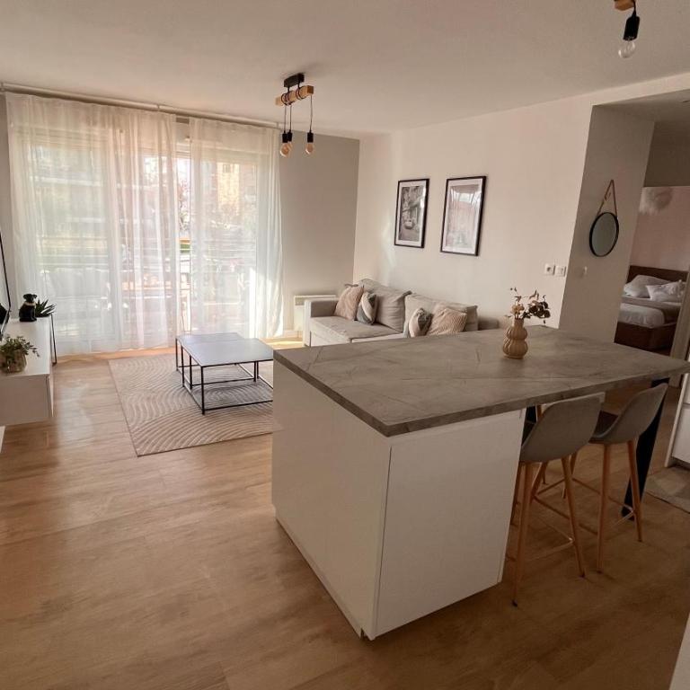 Appartement 2 chambres dans résidence avec piscine et parking - Two-Bedroom Apartment - 4