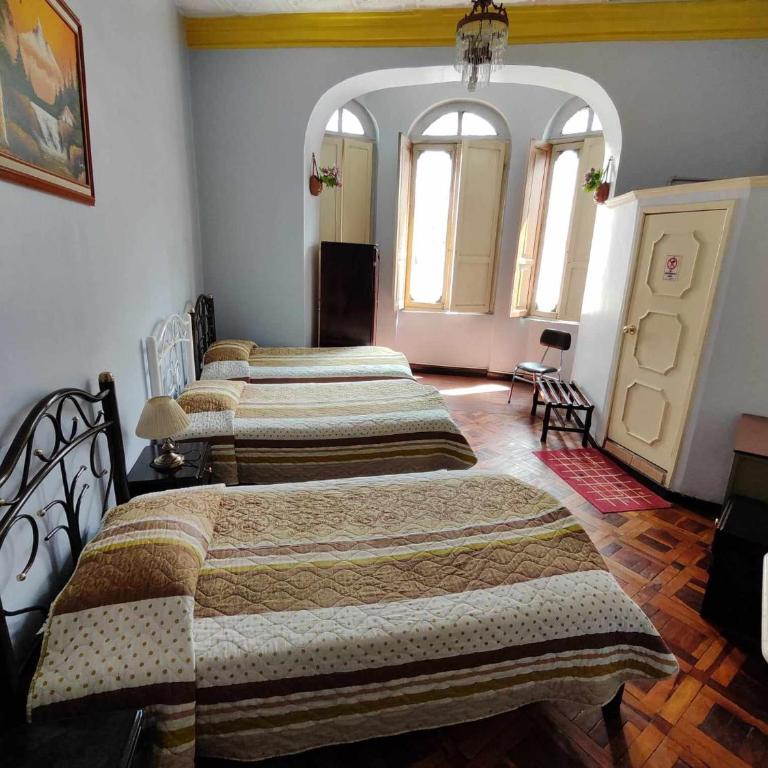 Hostal Juana de Arco - Habitación Triple con baño privado - 2